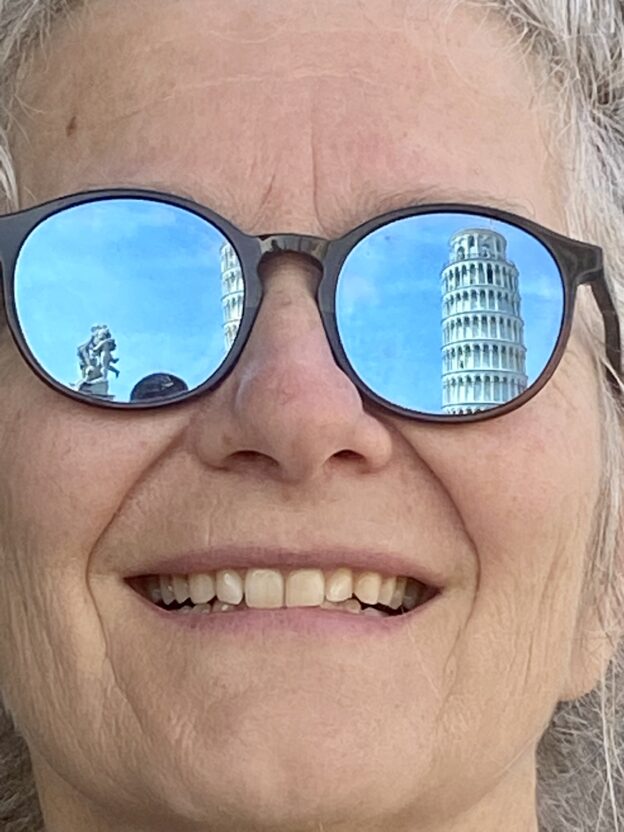 Schiefer Turm von Pisa spiegelt sich in der Brille