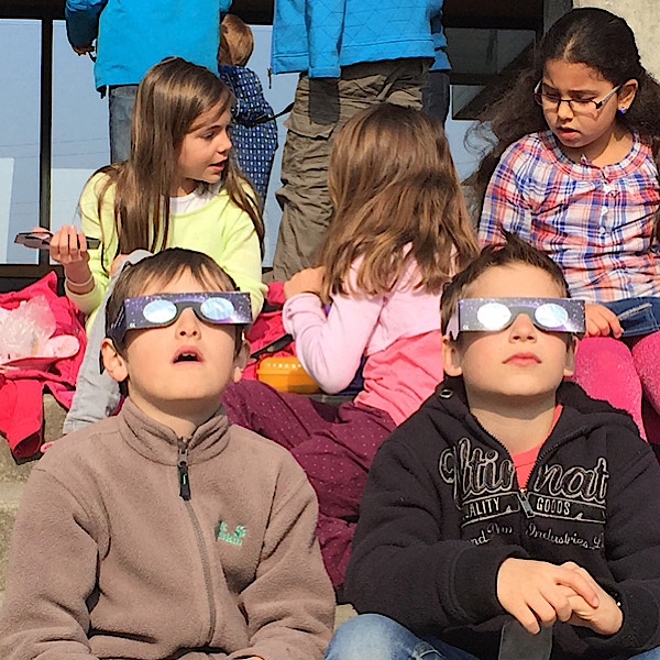 Kinder mit Sonnenfinsternisbrillen